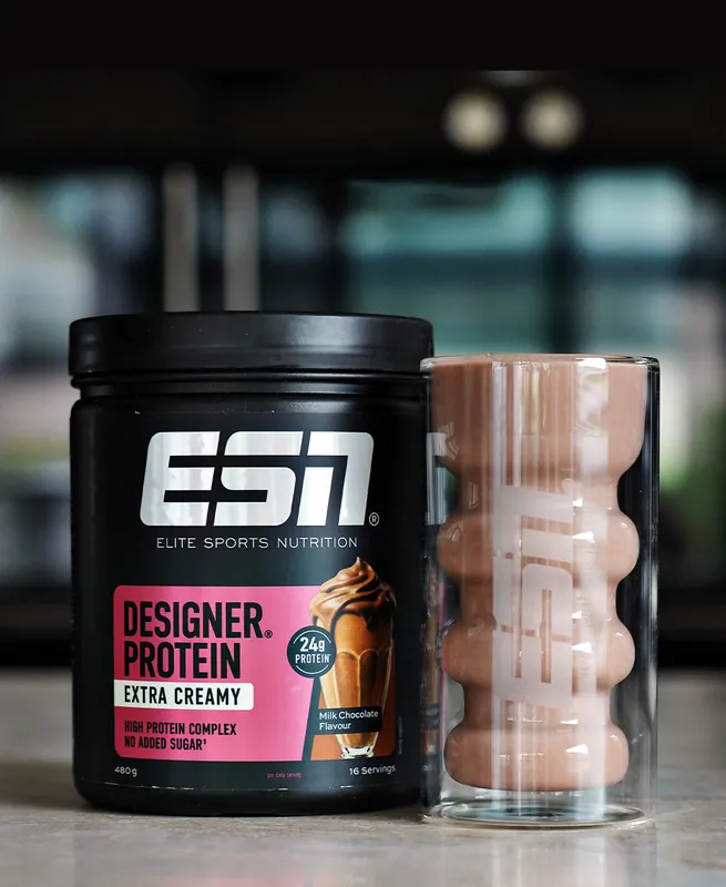 ESN Designer Protein Extra Creamy – Milk Chocolate, avec un verre
