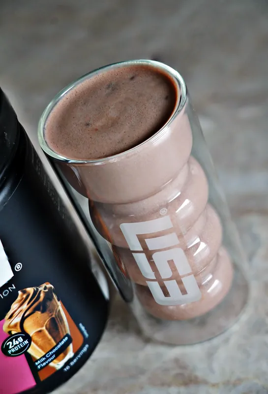 ESN Designer Protein Extra Creamy – Milk Chocolate, en shake dans un verre
