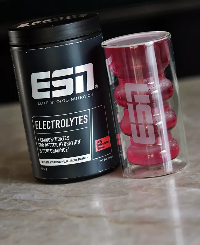 ESN HydroLoad Electrolytes – Salty Watermelon, avec un verre