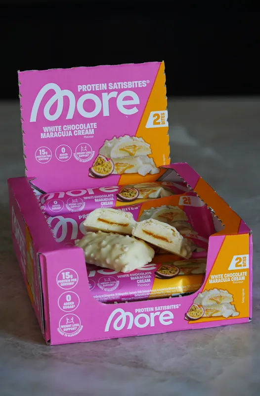 More Protein Satisbites – White Chocolate Maracuja Cream, coupée