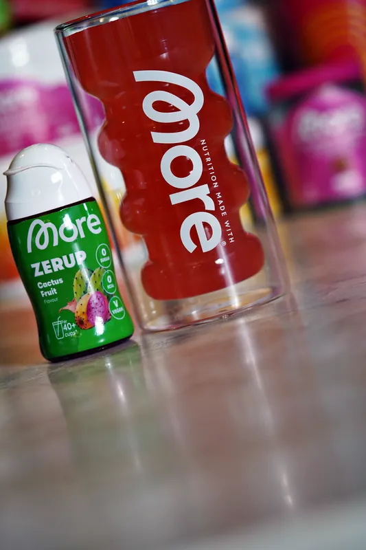 More Zerup – Cactus Fruit, avec un verre