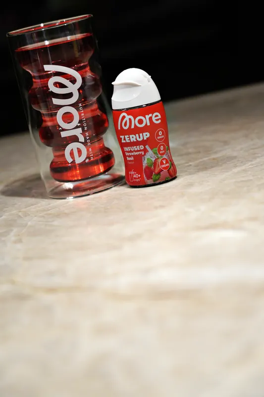 More Zerup – Infused Strawberry Basil, avec un verre
