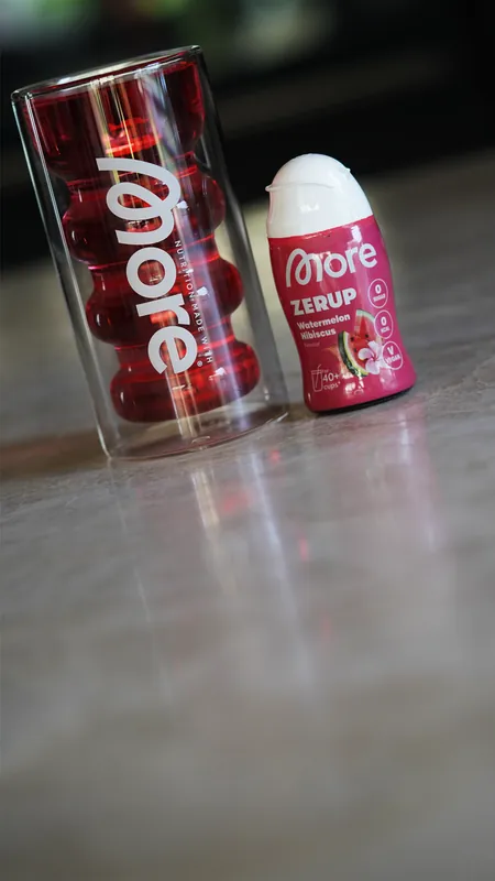 More Zerup – Watermelon Hibiscus, avec un verre